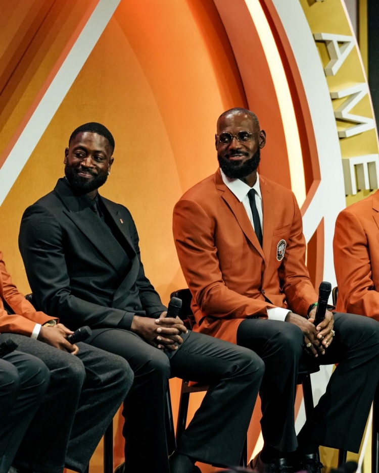 五星体育官网-热火三巨头齐聚名人堂：韦德、詹姆斯与波什共享荣耀时刻