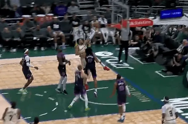 字母哥突破上篮打进，雄鹿打出一波10-0追到20分以内